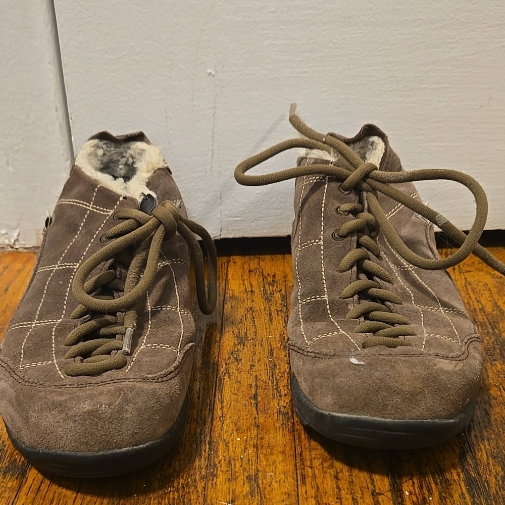 Kamik Brown Winter Shoes with Cozy Fuzzy Lining and Soft Suede Material